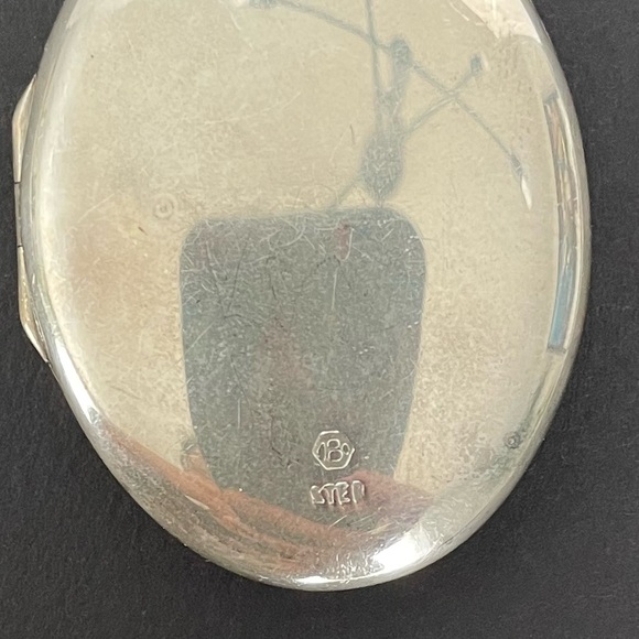 Vintage Burkhardt/Birks Large Oval Sterling Silver Locket - Picture 4 of 8